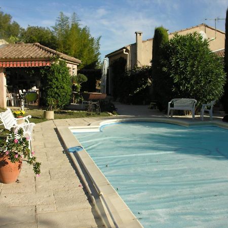 Villa Les Iris Sernhac Bagian luar foto