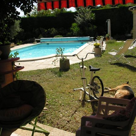 Villa Les Iris Sernhac Bagian luar foto