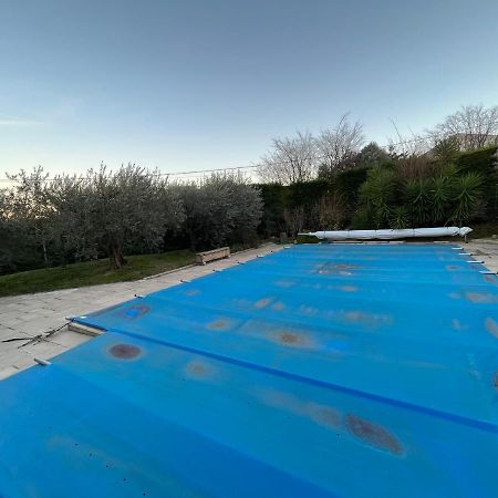 Villa Les Iris Sernhac Bagian luar foto